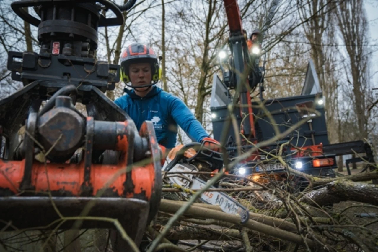 Ein Mitarbeiter bei der Arbeit mit der Forstmaschine