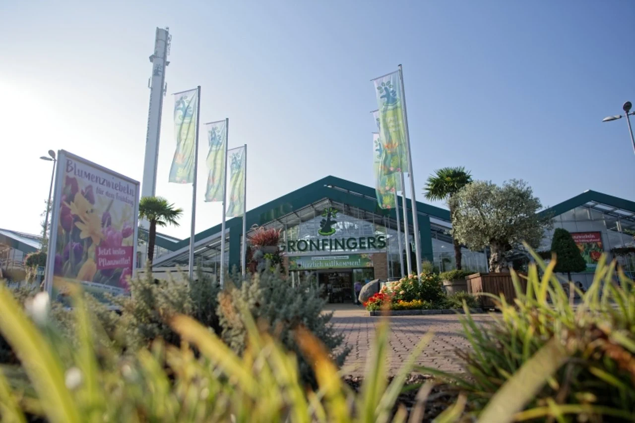 Eingang zum Gartencenter Grönfingers mit Pflanzenpräsentation