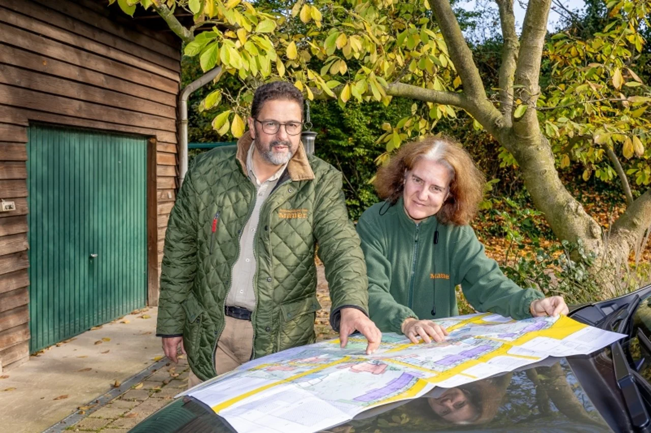 Zwei Mitarbeiter von Mauer bei der Gartenplanung