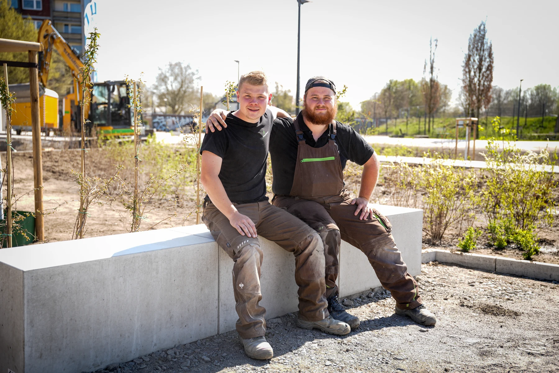 Florian Scheidtmann und ein Mitarbeiter auf der Baustelle