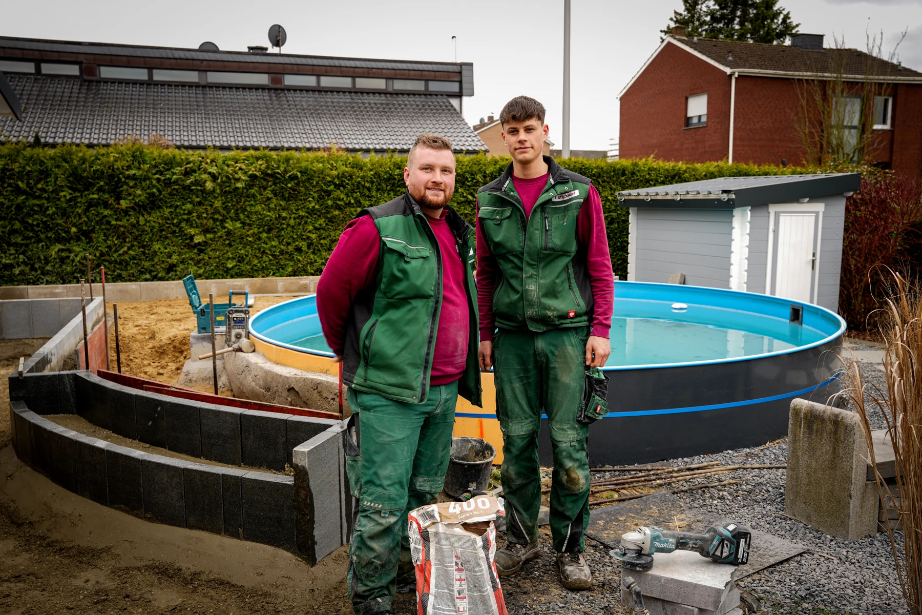 Mitarbeiter von Gartengestaltung Schwingel beim Poolbau