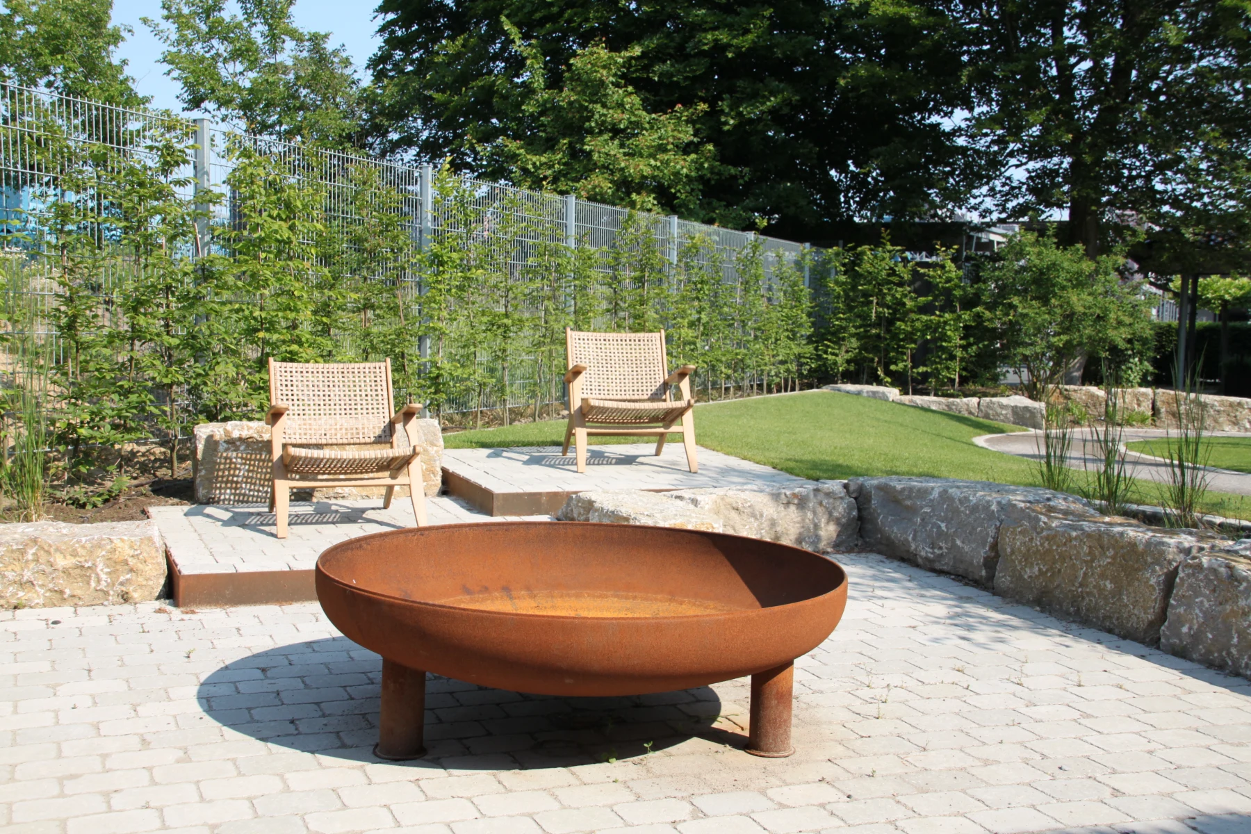 Gartenprojekt von Stefan Tripp mit befestigtem Sitzplatz, Rasen und Gehölzpflanzung