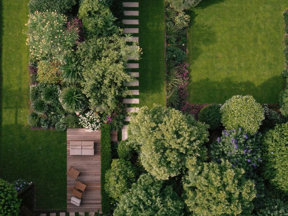 Gartenanlage mit Pflanzflächen, Wegen und Sitzplätzen aus der Vogelperspektive